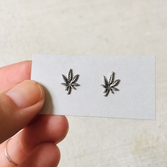 sterling silver mary jane leaf stud earrings ✨ - Picture 4 of 5